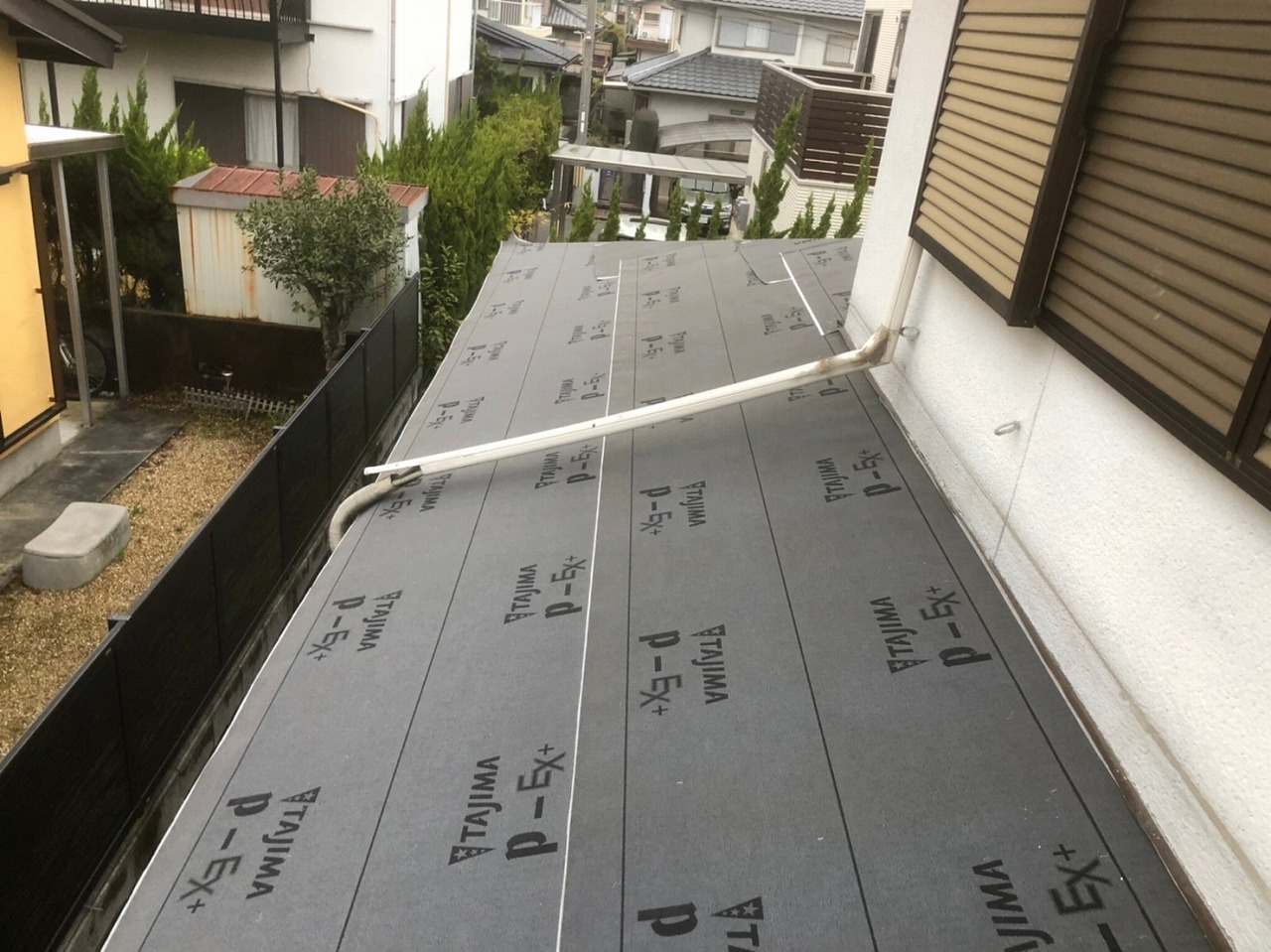 生駒市の葺き替え工事、下屋根の新しい防水紙設置